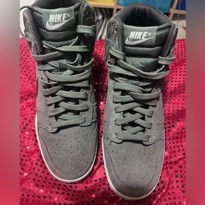 Womens size 7 sky dunks